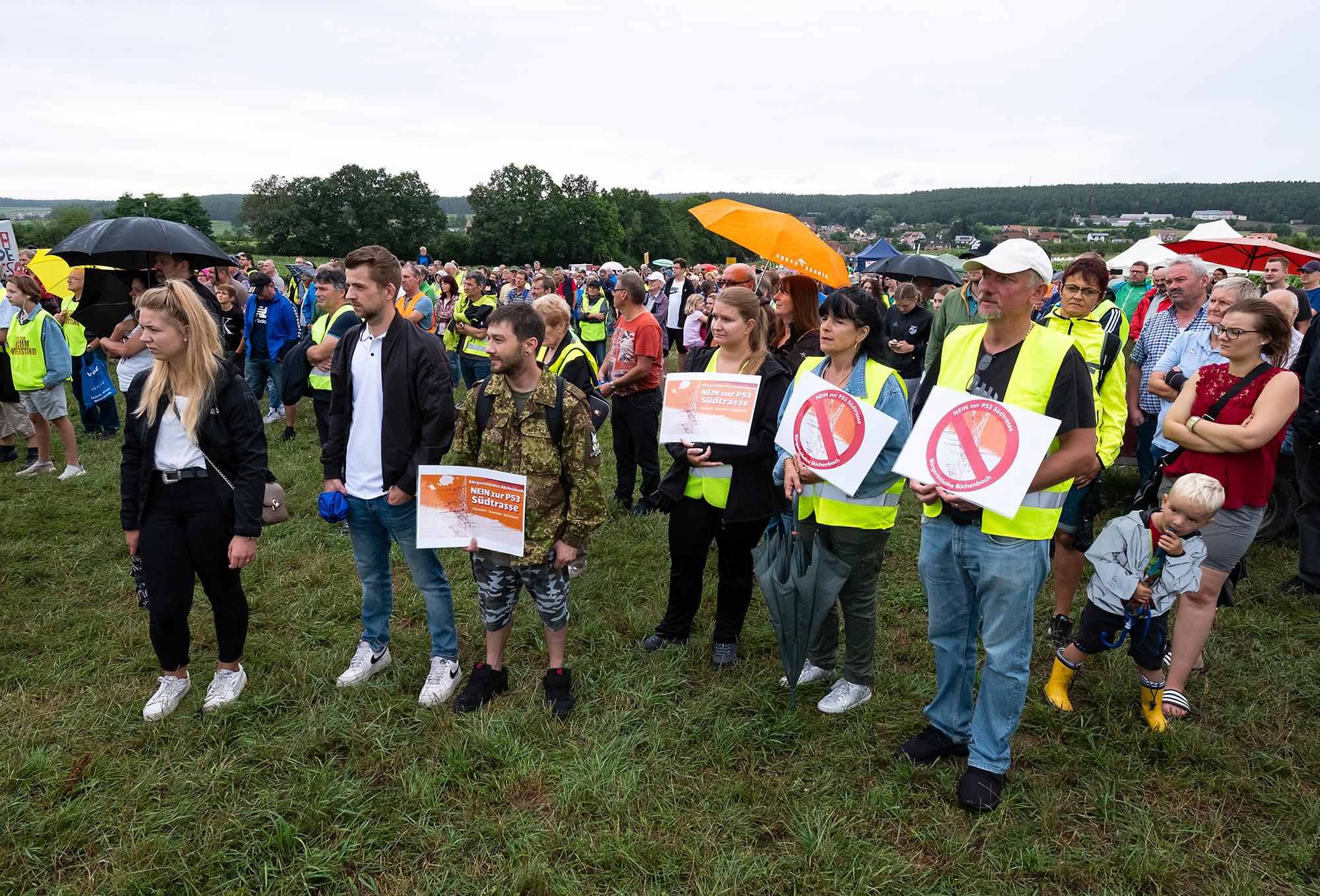 Hunderte Teilnehmer protestierten in Gustenfelden im Landkreis Roth gegen den geplanten Ersatzneubau der Stromtrasse P53. Auch die im benachbarten Büchenbach beheimatete Bürgerinitative "Nein zur P53-Südtrasse" zeigte Flagge und unterstützte die Organisatoren.