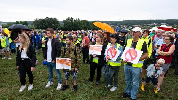 Hunderte Teilnehmer protestierten in Gustenfelden im Landkreis Roth gegen den geplanten Ersatzneubau der Stromtrasse P53. Auch die im benachbarten Büchenbach beheimatete Bürgerinitative "Nein zur P53-Südtrasse" zeigte Flagge und unterstützte die Organisatoren.