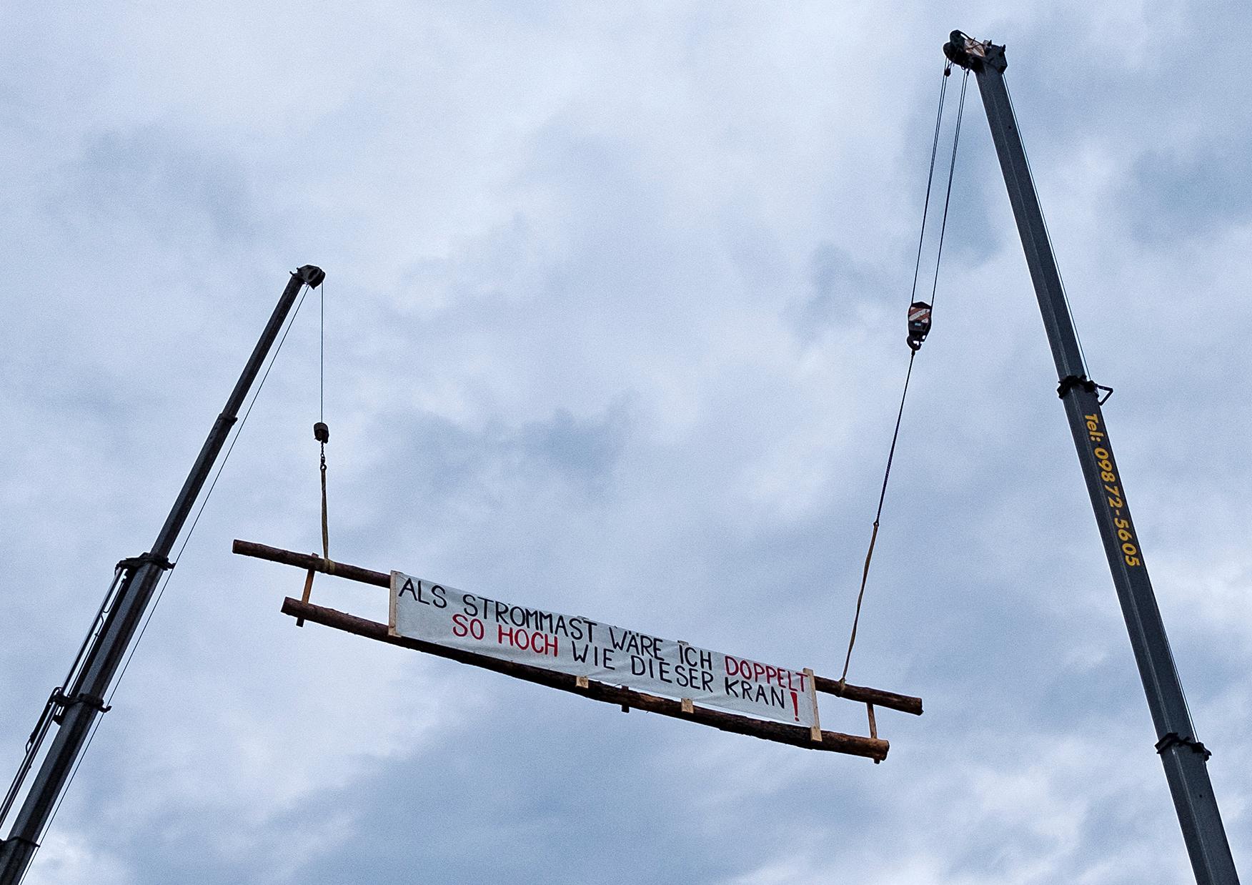 Die Strommasten des Ersatzneubaus der Stromtrasse P53 könnten nach Darstellung der Gegner teilweise mehr als die dreifache Höhe haben.