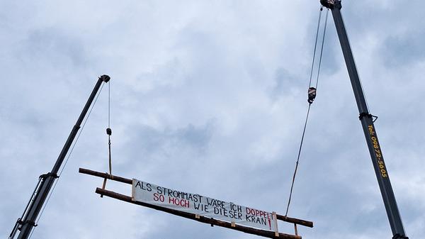 Die Strommasten des Ersatzneubaus der Stromtrasse P53 könnten nach Darstellung der Gegner teilweise mehr als die dreifache Höhe haben.