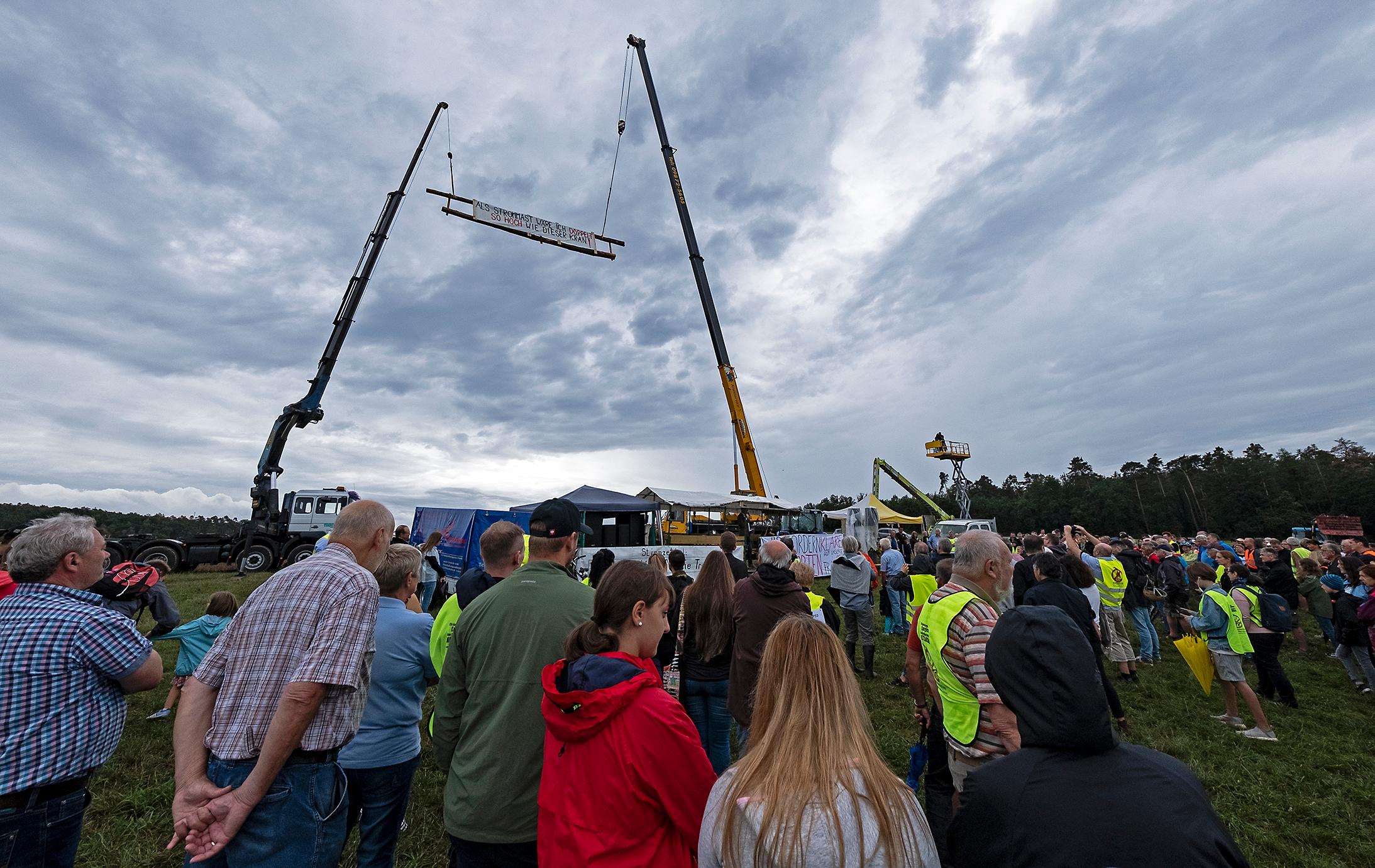 Mit Hilfe von zwei Kränen simulierten die Organisatoren des Aktionstages die Dimensionen der geplanten Juraleitung, wobei der Vergleich leicht hinkte. Das Transparent hing nämlich in einer Höhe von etwa 20 Metern. Die Strommasten des Ersatzneubaus der Stromtrasse P53 könnten nach Darstellung der Gegner teilweise mehr als die dreifache Höhe haben.