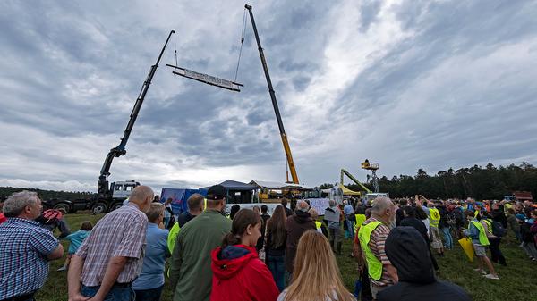 Mit Hilfe von zwei Kränen simulierten die Organisatoren des Aktionstages die Dimensionen der geplanten Juraleitung, wobei der Vergleich leicht hinkte. Das Transparent hing nämlich in einer Höhe von etwa 20 Metern. Die Strommasten des Ersatzneubaus der Stromtrasse P53 könnten nach Darstellung der Gegner teilweise mehr als die dreifache Höhe haben.