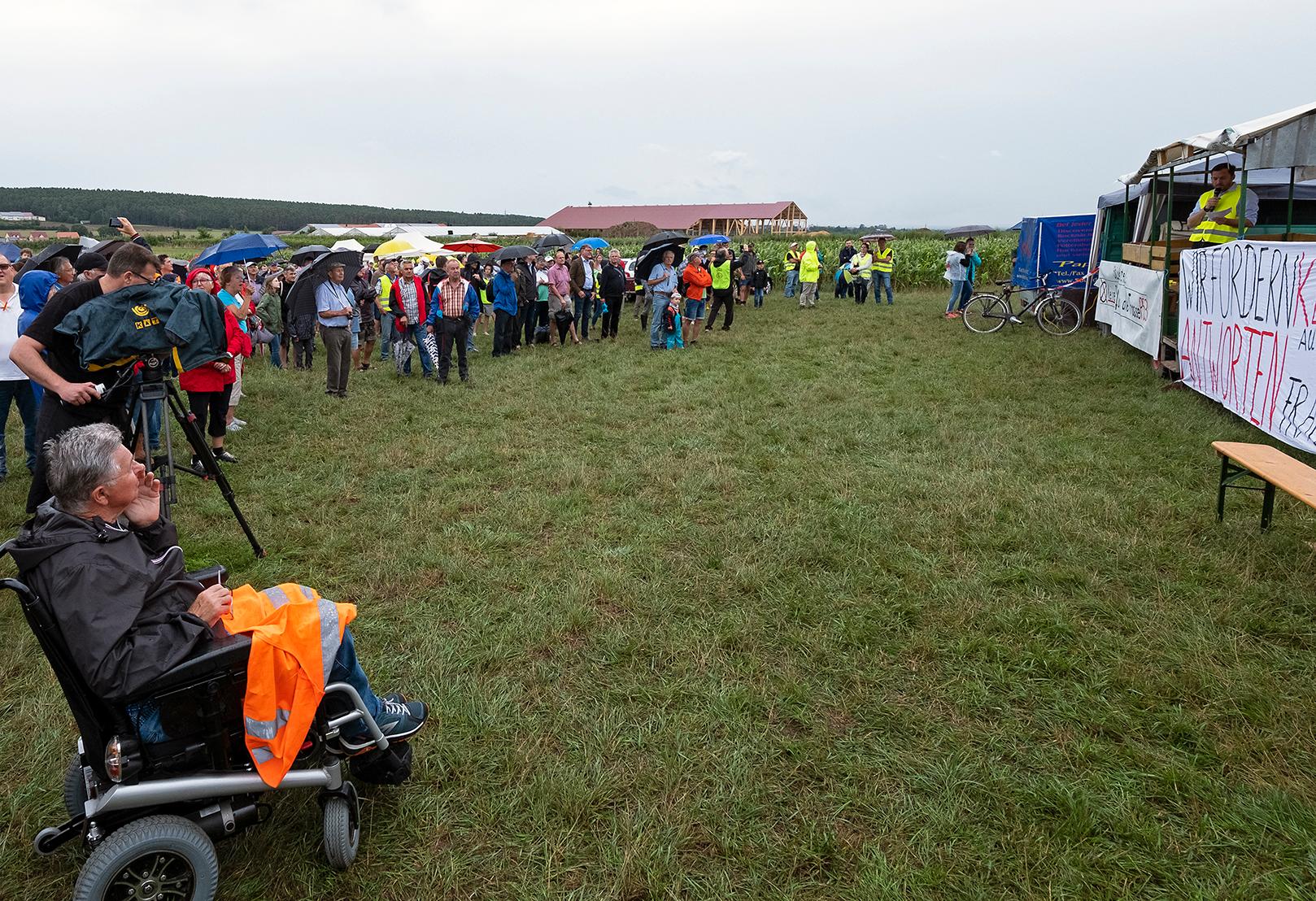 Regenschirme waren ein dringend nötiges Accessoire während der dreistündigen Kundgebung neben der Verbindungsstraße zwischen Gustenfelden und Oberreichenbach. Immer wieder öffnet der Himmel seine Schleusen, doch die Besucher harrten tatpfer aus.