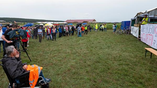 Regenschirme waren ein dringend nötiges Accessoire während der dreistündigen Kundgebung neben der Verbindungsstraße zwischen Gustenfelden und Oberreichenbach. Immer wieder öffnet der Himmel seine Schleusen, doch die Besucher harrten tatpfer aus.
