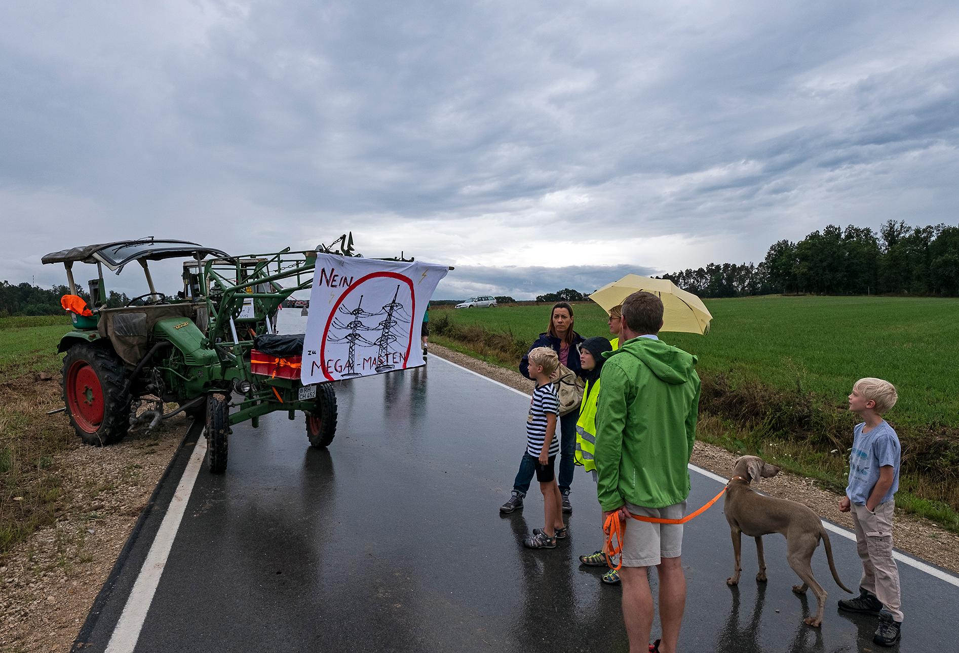 Viele Landwirte unterstützten den Aktionstag gegen die Juraleitung, indem sie ihre mit Protestplakaten behängten Traktoren in der Umgebung aufstellten.