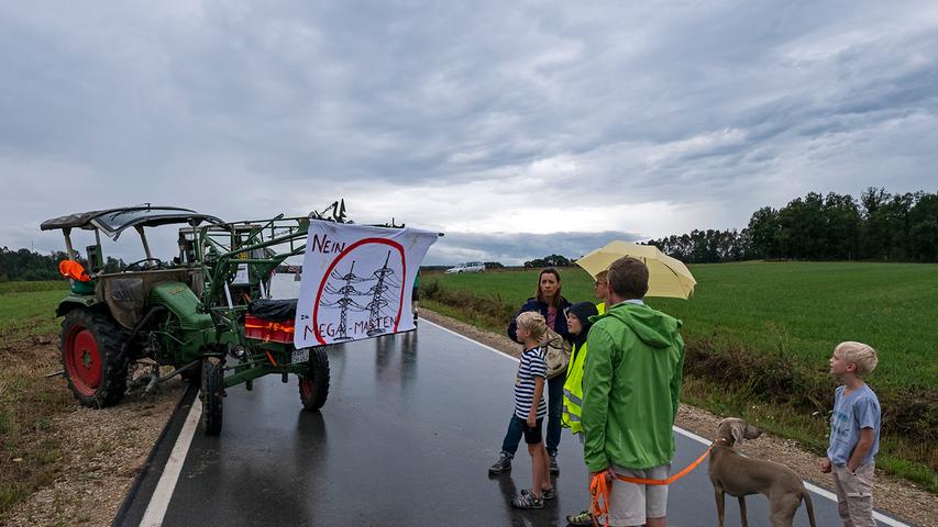 Viele Landwirte unterstützten den Aktionstag gegen die Juraleitung, indem sie ihre mit Protestplakaten behängten Traktoren in der Umgebung aufstellten.