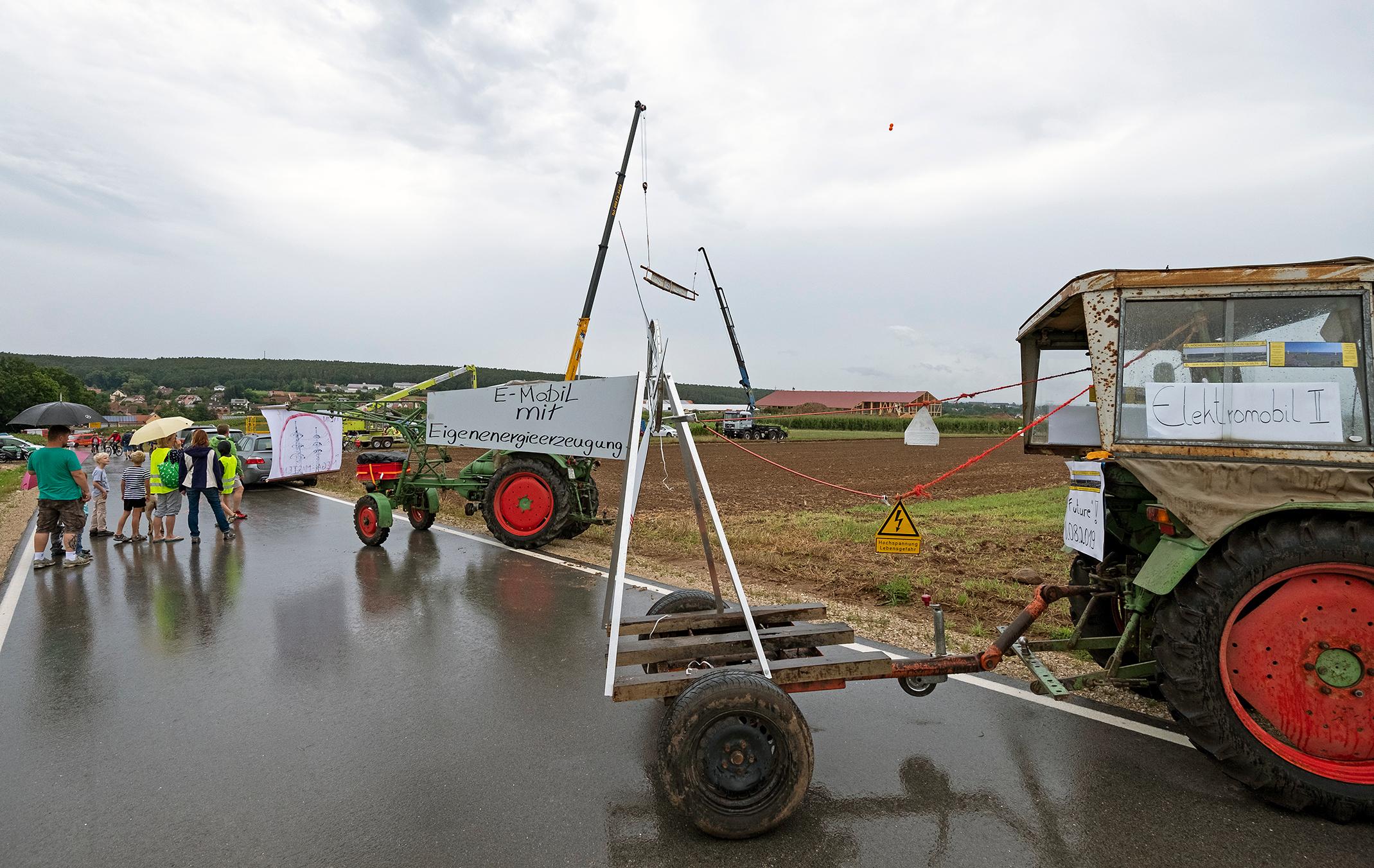 Viele Landwirte unterstützten den Aktionstag gegen die Juraleitung, indem sie ihre mit Protestplakaten behängten Traktoren in der Umgebung aufstellten.