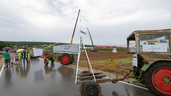 Viele Landwirte unterstützten den Aktionstag gegen die Juraleitung, indem sie ihre mit Protestplakaten behängten Traktoren in der Umgebung aufstellten.