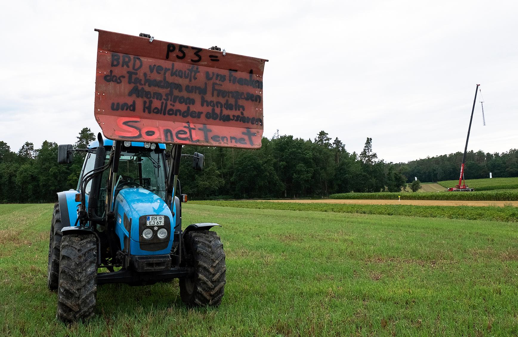 Viele Landwirte unterstützten den Aktionstag gegen die Juraleitung, indem sie ihre mit Protestplakaten behängten Traktoren in der Umgebung aufstellten.