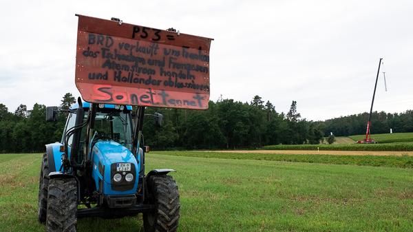 Viele Landwirte unterstützten den Aktionstag gegen die Juraleitung, indem sie ihre mit Protestplakaten behängten Traktoren in der Umgebung aufstellten.