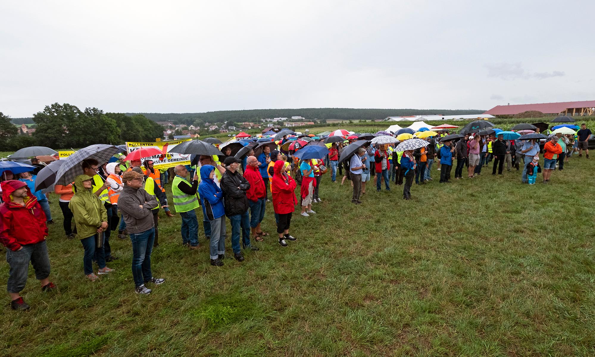 Regenschirme waren ein dringend nötiges Accessoire während der dreistündigen Kundgebung neben der Verbindungsstraße zwischen Gustenfelden und Oberreichenbach. Immer wieder öffnet der Himmel seine Schleusen, doch die Besucher harrten tapfer aus.