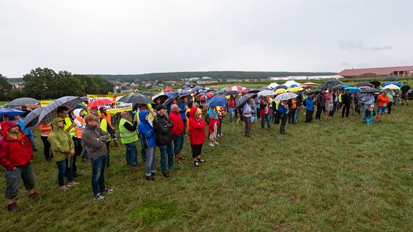 Regenschirme waren ein dringend nötiges Accessoire während der dreistündigen Kundgebung neben der Verbindungsstraße zwischen Gustenfelden und Oberreichenbach. Immer wieder öffnet der Himmel seine Schleusen, doch die Besucher harrten tapfer aus.