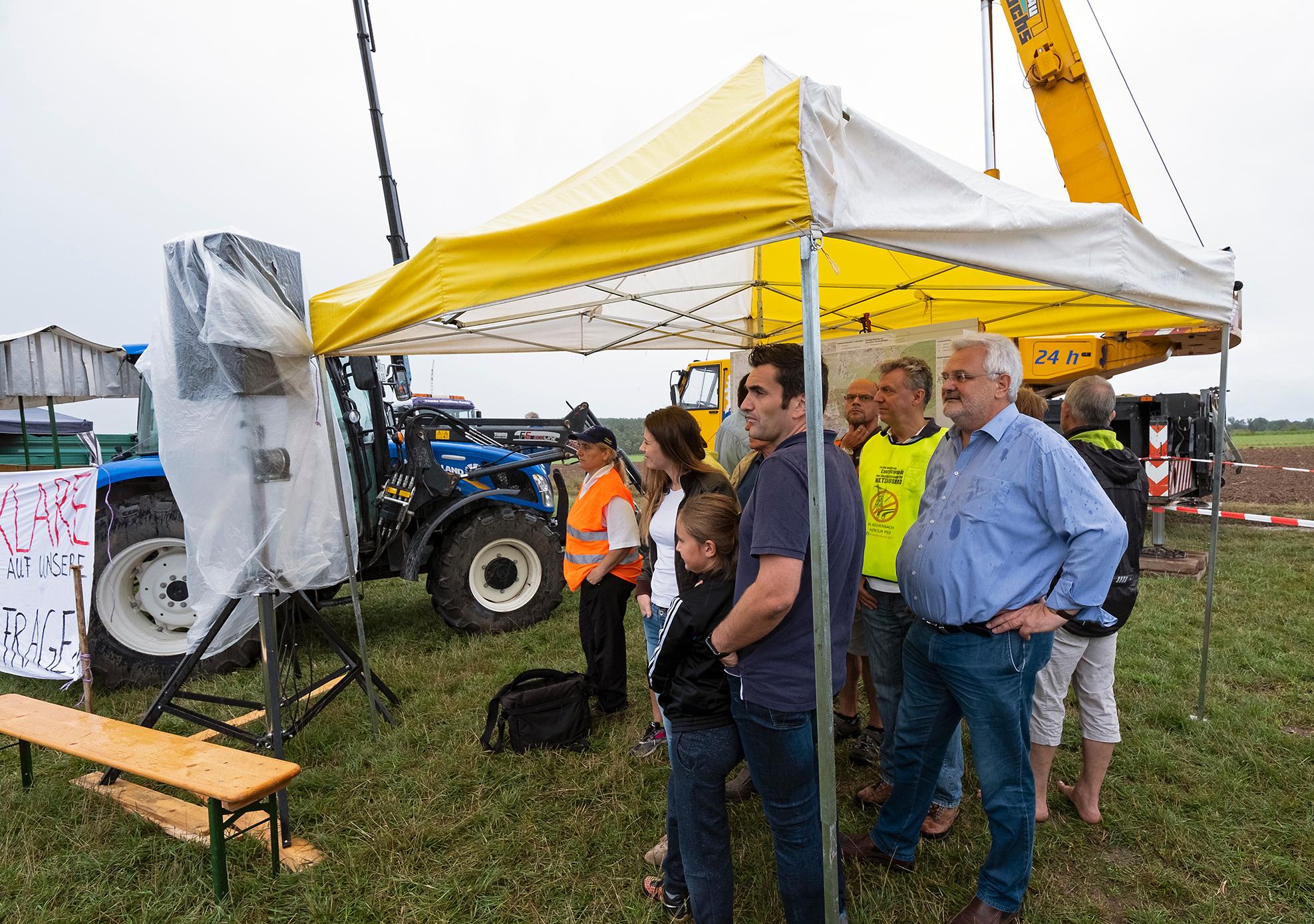 Auch eine ganze Reihe von Kommunalpolitikern war zu dem Aktionstag erschienen. Unter anderem Kammersteins Bürgermeister Walter Schnell (hellblaues Hemd), der vor Kurzem zusammen mit mehreren Bürgermeister-Kollegen eine Resolution gegen den Bau der Juraleitung verabschiedet hatte, demonstrierte seine Solidarität mit den protestierenden Bürgern.
