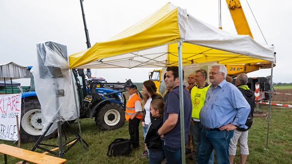 Auch eine ganze Reihe von Kommunalpolitikern war zu dem Aktionstag erschienen. Unter anderem Kammersteins Bürgermeister Walter Schnell (hellblaues Hemd), der vor Kurzem zusammen mit mehreren Bürgermeister-Kollegen eine Resolution gegen den Bau der Juraleitung verabschiedet hatte, demonstrierte seine Solidarität mit den protestierenden Bürgern.