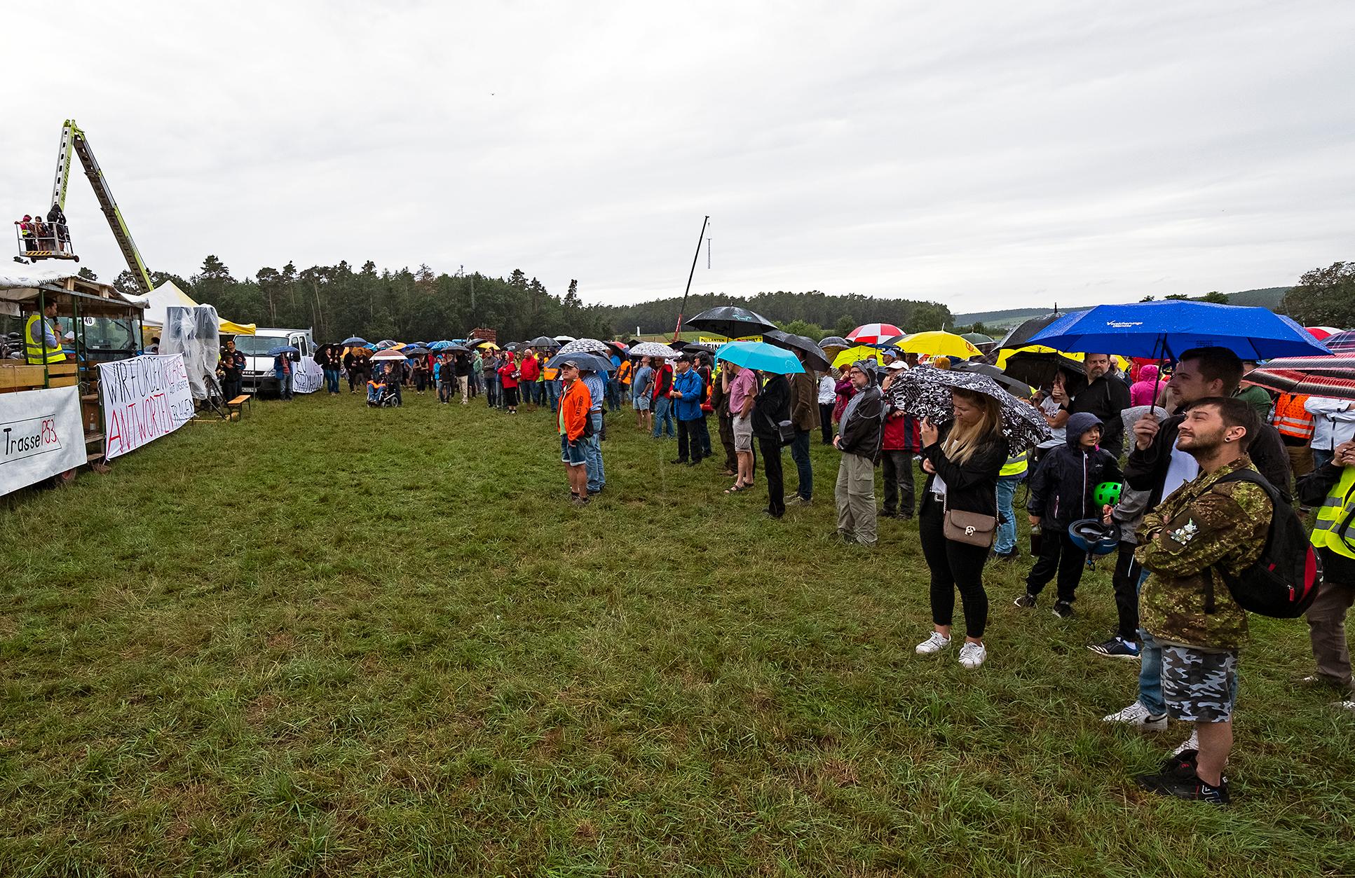Regenschirme waren ein dringend nötiges Accessoire während der dreistündigen Kundgebung neben der Verbindungsstraße zwischen Gustenfelden und Oberreichenbach. Immer wieder öffnet der Himmel seine Schleusen, doch die Besucher harrten tapfer aus.