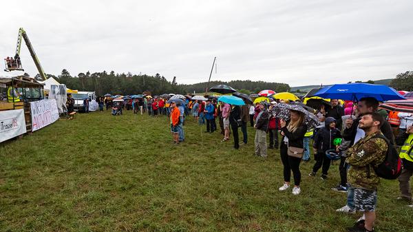 Regenschirme waren ein dringend nötiges Accessoire während der dreistündigen Kundgebung neben der Verbindungsstraße zwischen Gustenfelden und Oberreichenbach. Immer wieder öffnet der Himmel seine Schleusen, doch die Besucher harrten tapfer aus.