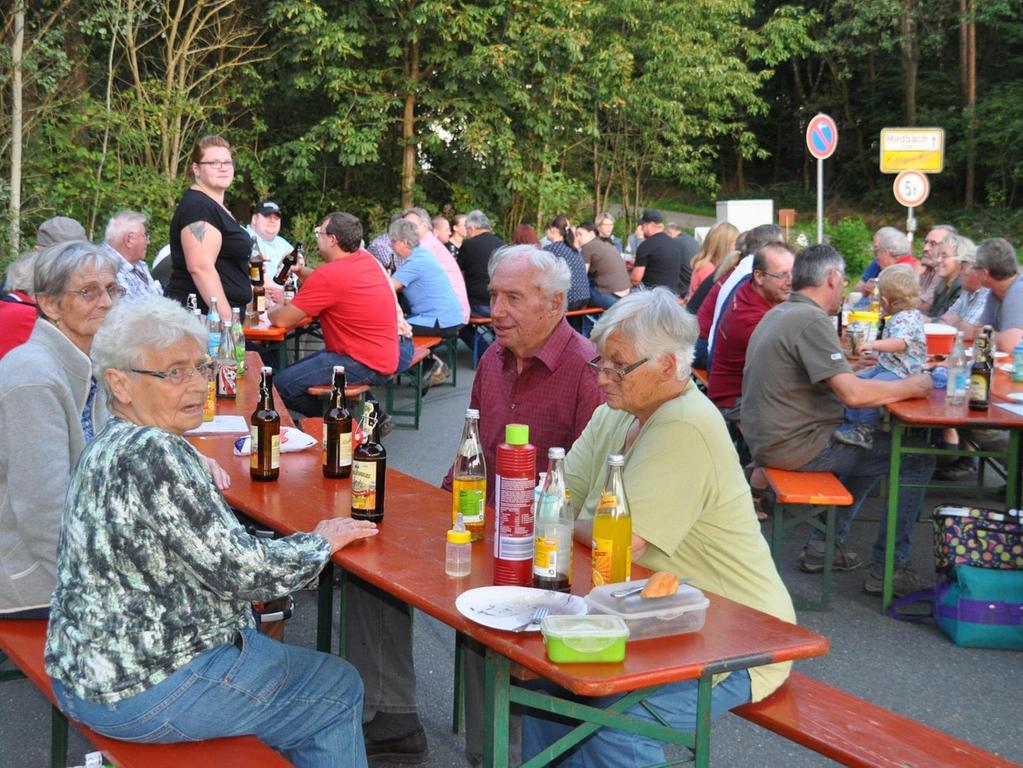 Von einer intakten Dorfgemeinschaft zeugt das Wendehammerfest im Höchstadter Ortsteil Kieferndorf. Organisatoren sind Marianne und Jürgen Zimmermann.