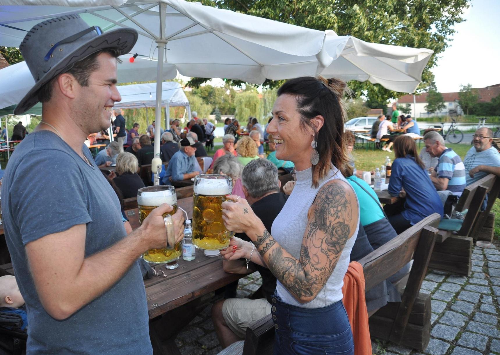 Sascha Link, der Vorsitzende der Dorfgemeinschaft Hirtenhaus (links), stößt in Ailsbach mit Eva Kropf auf ein gelungenes Dorffest an.