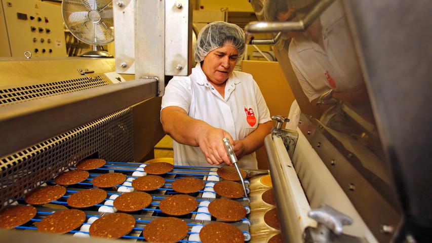 Rund 300 Stammkräfte arbeiten das ganze Jahr über für den Nürnberger Lebkuchenproduzenten und -händler Schmidt. Unter ihnen sind ungelernte Beschäftigte, aber auch Bäcker, Schlosser, Lebensmitteltechniker und andere Fachleute.