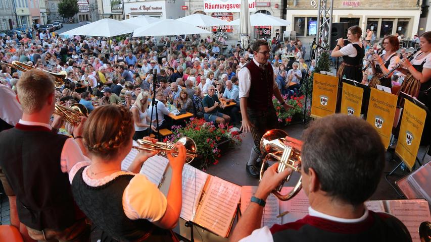 Sie sorgten für die richtige Stimmung zum Wein: die Musikerinnen und Musiker des Musikvereins Forchheim-Buckenhofen.