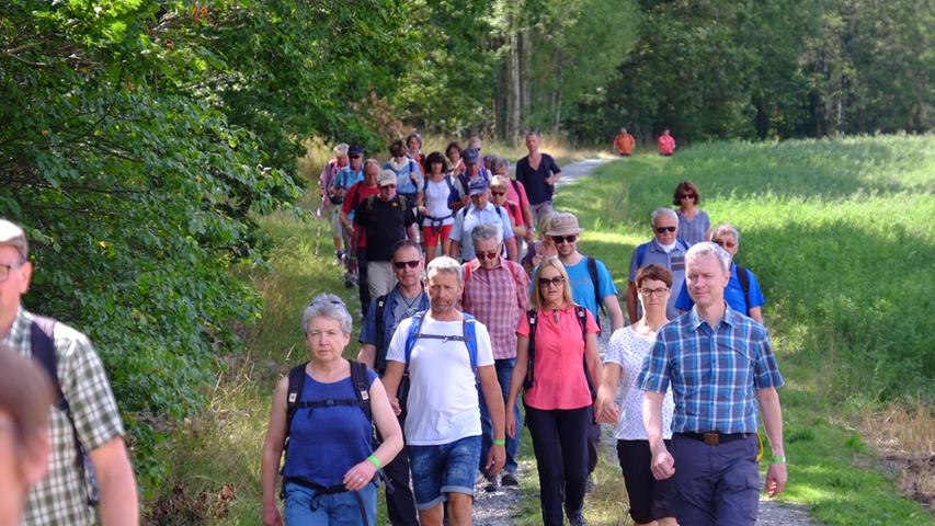 Apfel, Bach und Wald: Rund 40 NN-Leser beim Wandertag rund um Burgbernheim
