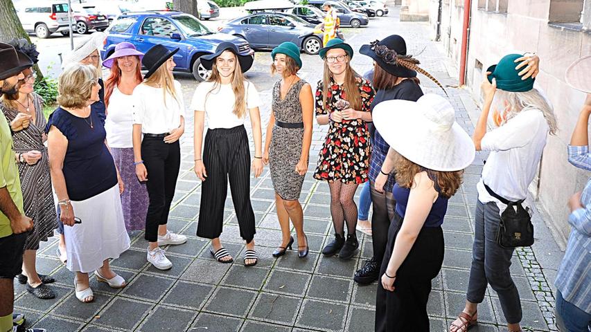 Eigene Vorstellungen von Tracht haben diese Mode-Schüler(innen) in Nürnberg: Sie mögen es lieber individuell – ob bei den Hüten oder bei den Stoffen für die Kleidung. Typische Dirndl sind verpönt.
