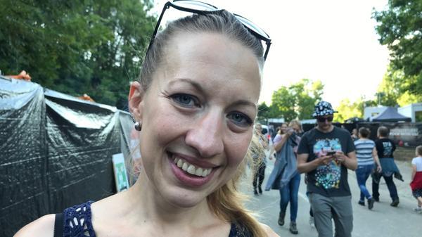 "Am Freitag war's durch das Unwetter natürlich nicht so toll, aber der Veranstalter hat gut reagiert und rechtzeitig evakuiert. Wir sind ja Wiederholungstäter und kommen seit vielen Jahren. Es ist immer wieder schön. Gerade mit den alten Freunden machst es immer wieder Spaß."