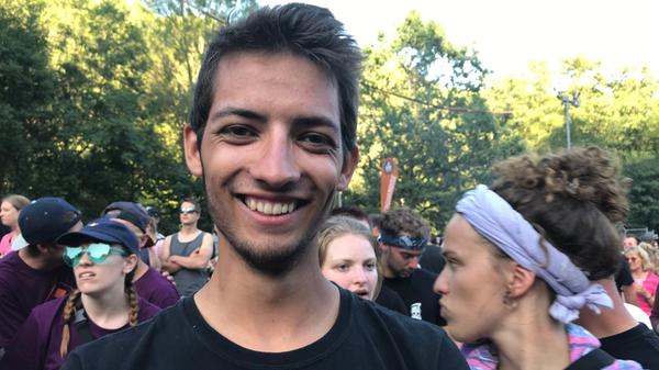 "Zwei von drei Bands wurden am Freitag abgesagt wegen derer ich gekommen bin. Das war mega scheiße. Aber am Campingplatz ist es immer geil. Die Stimmung ist hammer, weil einfach alle gleich drauf sind und feiern wollen - und deswegen hab ich Bock."