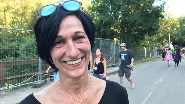 "Also ich bin erst am Samstag gekommen, aber das Taubertal ist generell immer geil. Weil es einfach von der Location und der Anzahl der Gäste her, ein perfektes Festivalfeeling für mich hat. Die Bands wären noch steigerbar, obwohl sie heuer schon besser sind im Vergleich zu den vergangenen Jahren. Also da wäre auf jeden Fall mal wieder was Fetteres drin. Aber ansonsten ist das Taubertal das einzige Festival im Jahr, auf das ich mich wirklich immer freue. Das ist der Sommerurlaub für mich."