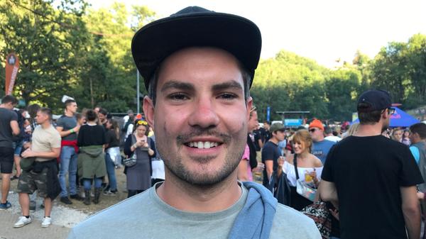 "In Summe war das Festival eigentlich ziemlich cool. Es hat stark angefangen, aber auch stark nachgelassen, nachdem wir ja am Freitag abgesoffen sind. Aber jetzt kommt immer mehr die Sonne raus und es ist wieder schon fast zu warm."