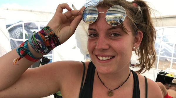 "Ich war dieses Jahr auf vielen Festivals und ich muss sagen, das Taubertal ist einfach mein Lieblingsfestival. Die Leute sind geil drauf und du siehst hier so coole Sachen, also die Zeltaufbauten und alles. Und es sind immer coole Bands da. Fanta 4 und Turbobier im Steinbruch haben mir zwar nicht gefallen, aber man muss ja nicht alles gut finden. Man geht ja auch hin, um sich Bands anzuschauen, die man vielleicht nicht so feiern würde, aber nachdem man sie live gesehen hat, findet man sie total gut."