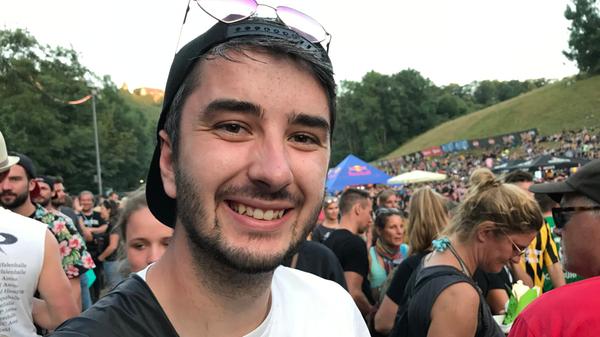 "Also die Anreise hat mit vier Stunden aufgrund der Wartezeit an der Mautstelle sehr lange gedauert. Das war aber okay, weil wir schon mal zum Feiern angefangen haben. Das Schlimmste war aber Freitagabend - ein Sturm des Jahrhunderts und Regen, wie ich ihn noch nie gesehen habe. Das war halt schade, weil ich nur wegen The Offspring angereist bin. Ich hab sie noch nie live gesehen und hatte mich schon super gefreut."