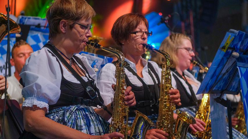 Das fetzt: Die Blaskapelle Eppelein und Die Partyflieger auf dem Jura-Volksfest 2019