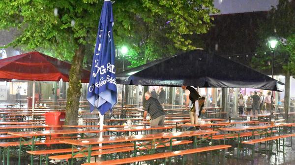 Pitschnass wurde, wer am Sonntagabend nicht rasch genug ins Trockene geflüchtet war. In den Jurahallen sorgten einige Besucher dann bei Musik und Unterhaltung für Flüssiges von innen.