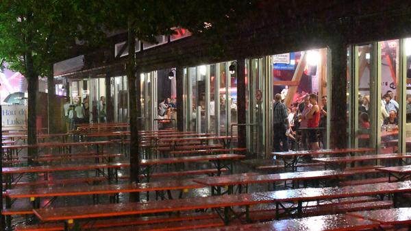 Pitschnass wurde, wer am Sonntagabend nicht rasch genug ins Trockene geflüchtet war. In den Jurahallen sorgten einige Besucher dann bei Musik und Unterhaltung für Flüssiges von innen.