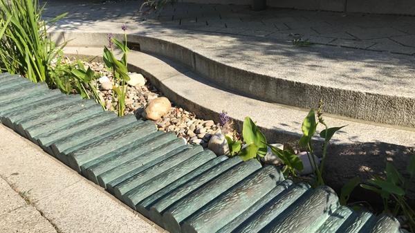 Nicht weit davon entfernt, nämlich vor dem Diespecker Rathaus, befindet sich ein Kunstwerk, das nicht steht, sondern liegt: Der mehrere Meter lange "Knüppeldamm" aus Bronze soll sowohl den Ursprung der Ortschaft Diespeck an einem Übergang aus Baumstämmen über den Fluss Aisch als auch "die gottgegebene Horizontalität des Wasserlaufs" symbolisieren.