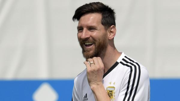 Lionel Messi zählt zu den erfolgreichsten Fußballer aller Zeiten. Adidas wollte schon immer eins seiner wichtigsten Gesichter lebenslang an sich binden - und das ist inzwischen auch gelungen. 2018 unterschrieb der argentinische Weltfußballer einen Millionen-Vertrag. "La Pulga" (der Floh) ist damit offiziell bis zum Tod an den Sportartikelhersteller gebunden. Ebenso unterzeichnete sein ewiger Konkurrent Cristiano Ronaldo einen lebenslangen Vertrag und erhielt dafür eine Milliarde Dollar - allerdings beim Konkurrenten Nike.
