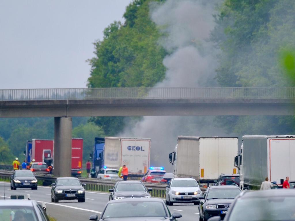 Am brennenden Lkw auf der Autobahn A 3 zwischen Neumarkt und Oberölsbach in Fahrtrichtung Nürnberg rauchte es ordentlich.