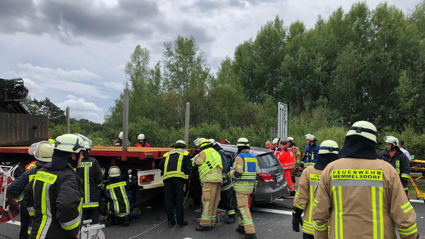Schwerer Unfall auf A73 - Autofahrer kollidierte mit Lkw