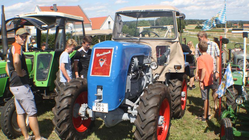 Die Pfalzgräfin auf dem Traktor: Oldtimerparade bei der Feuerwehr Hagenbuch