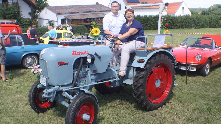 Die Pfalzgräfin auf dem Traktor: Oldtimerparade bei der Feuerwehr Hagenbuch