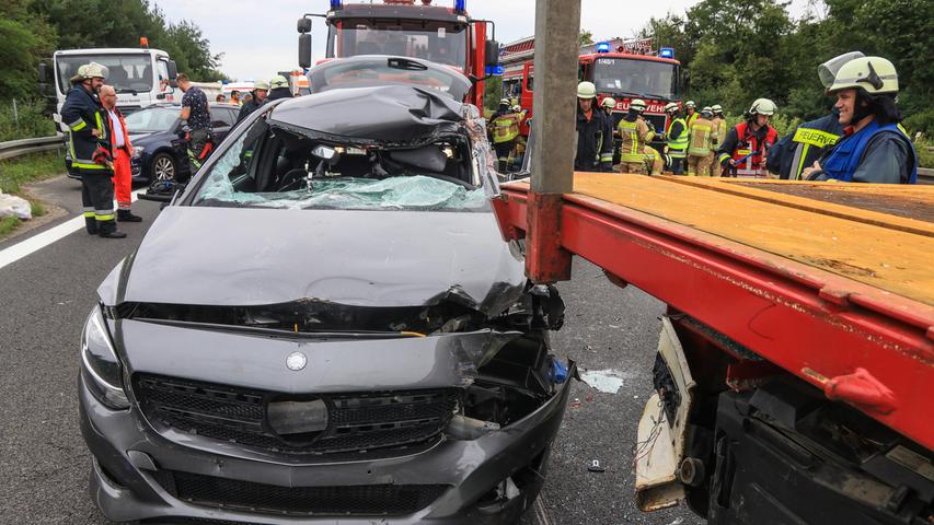 Autofahrer geriet unter Lkw: Zwei Personen verletzt