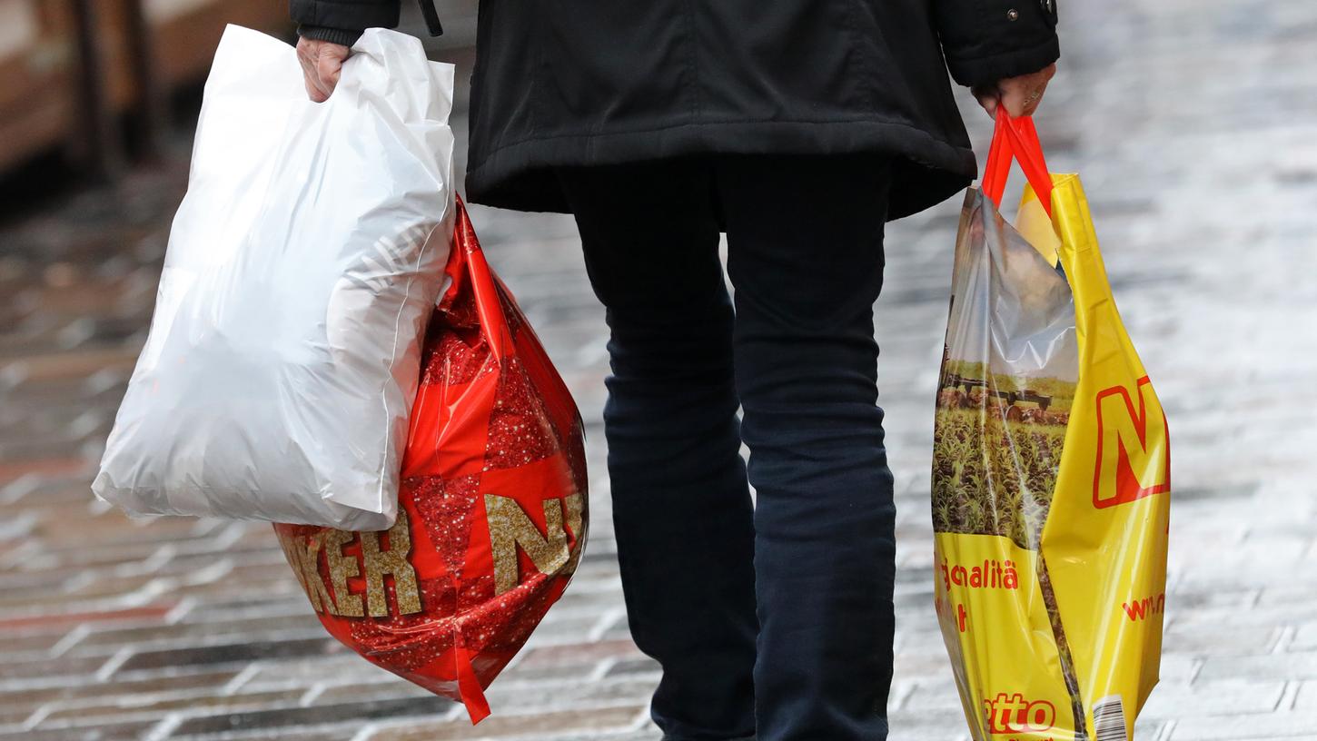 In den in deutschen Geschäften haben Kunden im vergangenen Jahr erneut seltener zur Plastiktüte gegriffen. Pro Kopf lag der Verbrauch bei 24 Tüten - das waren fünf weniger als im Jahr zuvor.