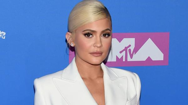 Der Wechsel von Reality-TV-Star Kylie Jenner zur Konkurrenz wird Jay-Z genau so wenig gefallen haben. Sie war bis vor kurzem noch Botschafterin bei Puma und verließ das Unternehmen für Adidas. Nicht verwunderlich, da schon eine familiäre Bindung zur Marke existiert. Ihre Schwester Kendall Jenner ist Adidas-Botschafterin und ihr Schwager, Kanye West, hat ebenso einen langfristigen Vertrag mit Adidas abgeschlossen.