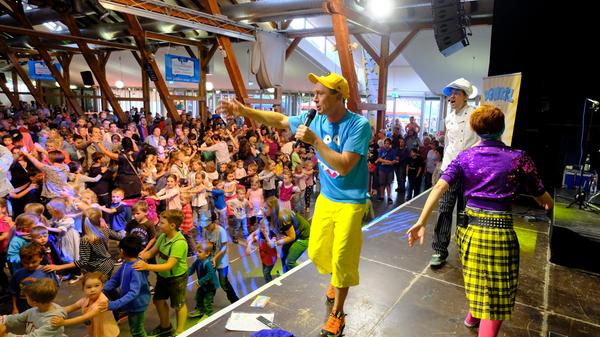 Der Kinderlieder-Macher Donikkl hat die Kleine Jurahalle am Montagnachmittag in eine Mitmach-Disko verwandelt. Seine jungen Fans hatten einen eigenen Bereich vor der Bühne, in dem Eltern tabu waren.