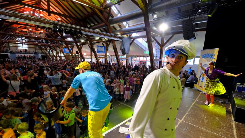 Der Kinderlieder-Macher Donikkl hat die Kleine Jurahalle am Montagnachmittag in eine Mitmach-Disko verwandelt. Seine jungen Fans hatten einen eigenen Bereich vor der Bühne, in dem Eltern tabu waren.
