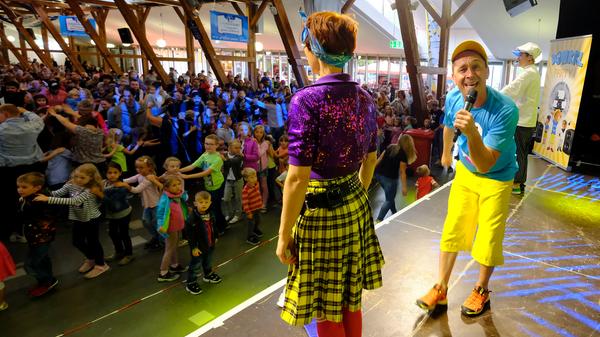 Der Kinderlieder-Macher Donikkl hat die Kleine Jurahalle am Montagnachmittag in eine Mitmach-Disko verwandelt. Seine jungen Fans hatten einen eigenen Bereich vor der Bühne, in dem Eltern tabu waren.