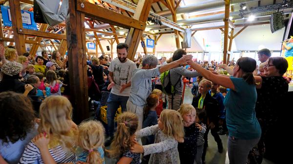 Der Kinderlieder-Macher Donikkl hat die Kleine Jurahalle am Montagnachmittag in eine Mitmach-Disko verwandelt. Seine jungen Fans hatten einen eigenen Bereich vor der Bühne, in dem Eltern tabu waren.