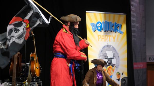 Der Kinderlieder-Macher Donikkl hat die Kleine Jurahalle am Montagnachmittag in eine Mitmach-Disko verwandelt. Seine jungen Fans hatten einen eigenen Bereich vor der Bühne, in dem Eltern tabu waren.