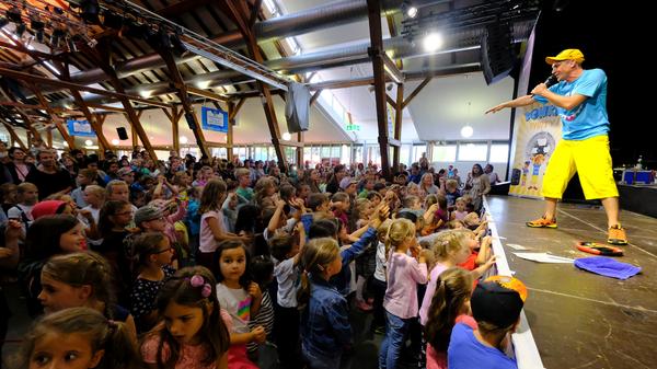 Der Kinderlieder-Macher Donikkl hat die Kleine Jurahalle am Montagnachmittag in eine Mitmach-Disko verwandelt. Seine jungen Fans hatten einen eigenen Bereich vor der Bühne, in dem Eltern tabu waren.